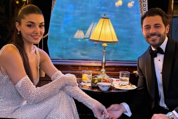 Hande Erçel ile Hakan Sabancı’dan Mutluluk Pozu!