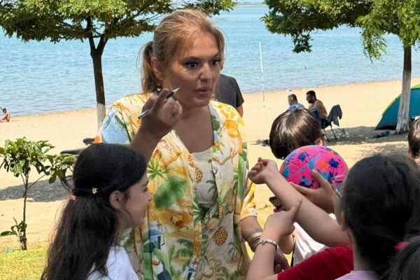 Demet Akalın’dan Gönül Alma Pikniği: Minik Hayranını Sahnede Üzdü, Kalbini Böyle Kazandı
